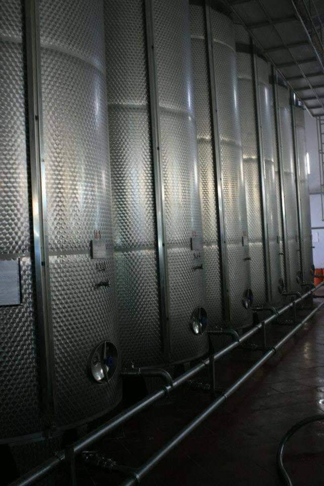 Stainless steel storage tanks for olive oil